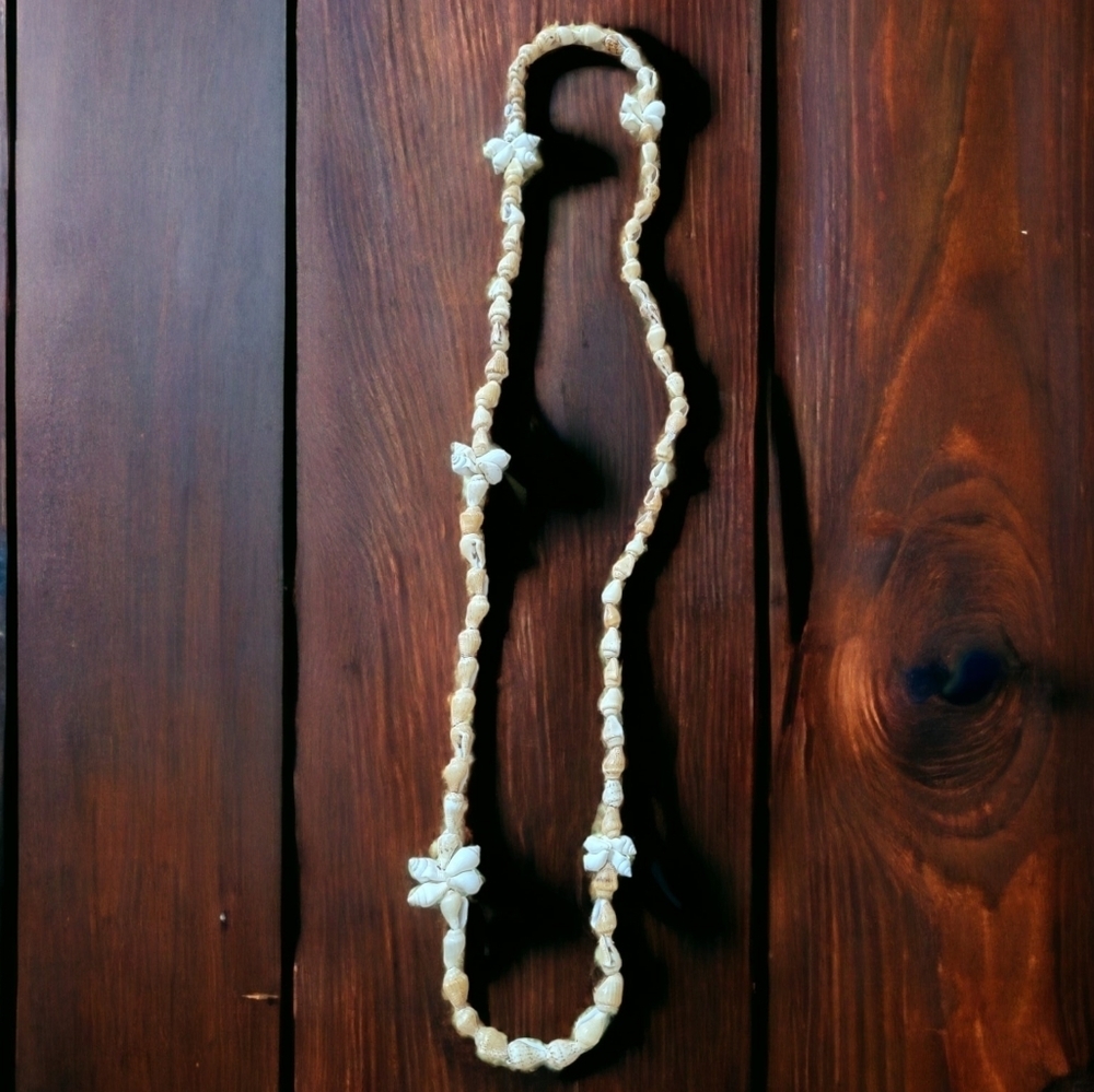 Beautiful Shell Necklace - Picture 2 of 2